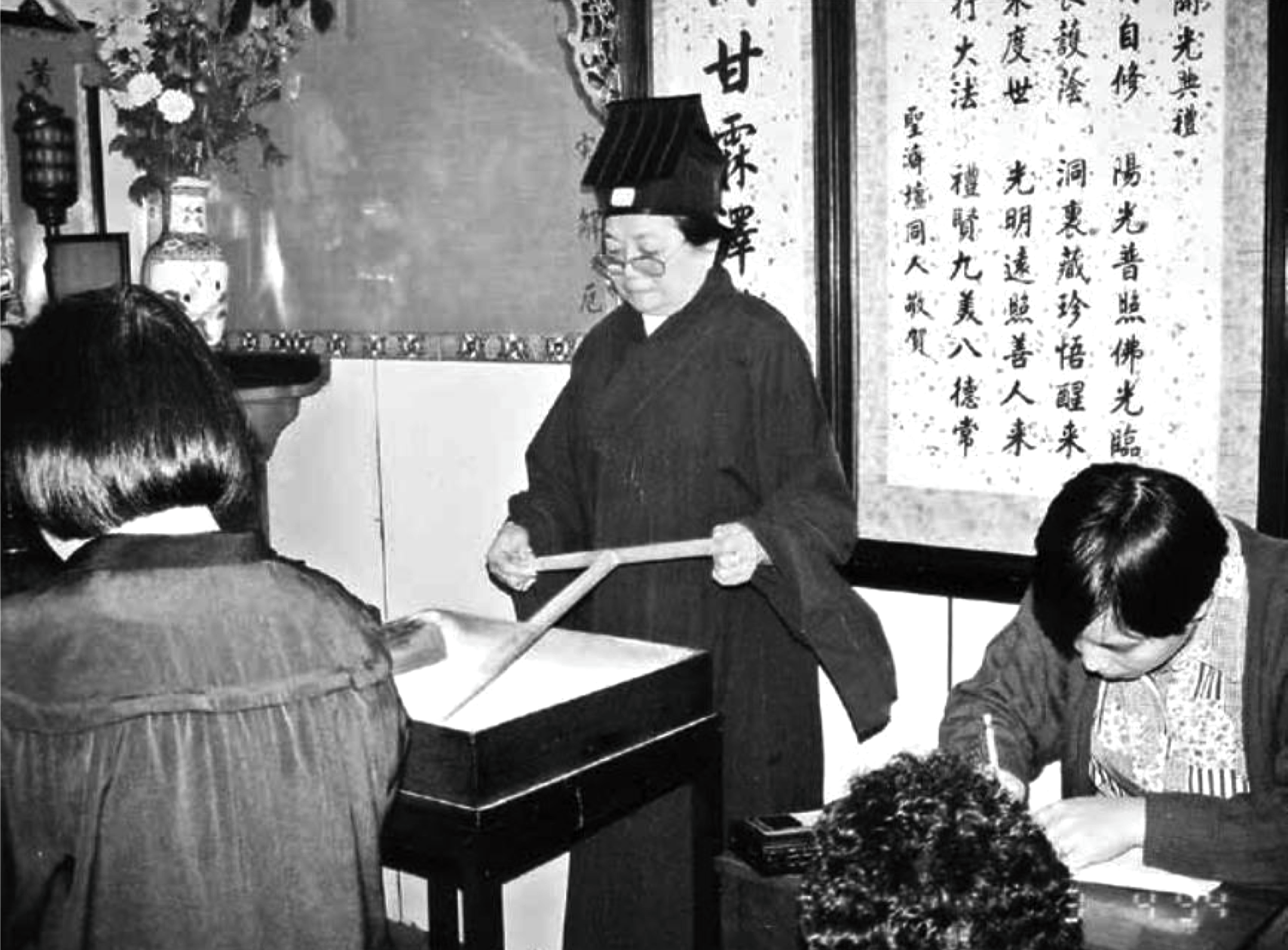 A female spirit-writing medium (乩手) at work